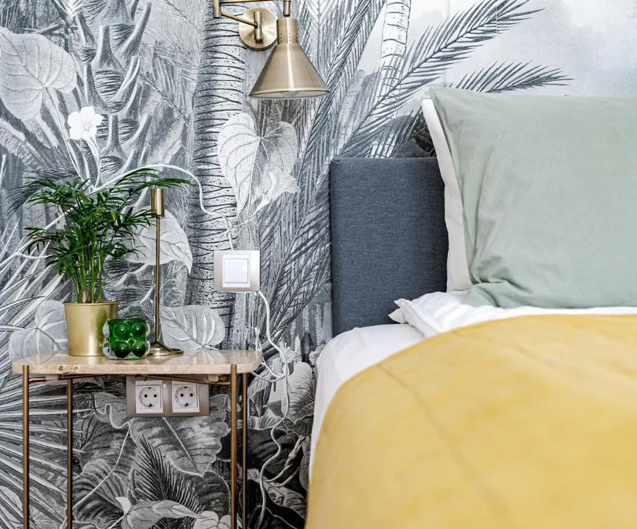 Contacten van Hidden Gem In The Very Heart Of The City